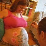 belly painting con sorella e familiari